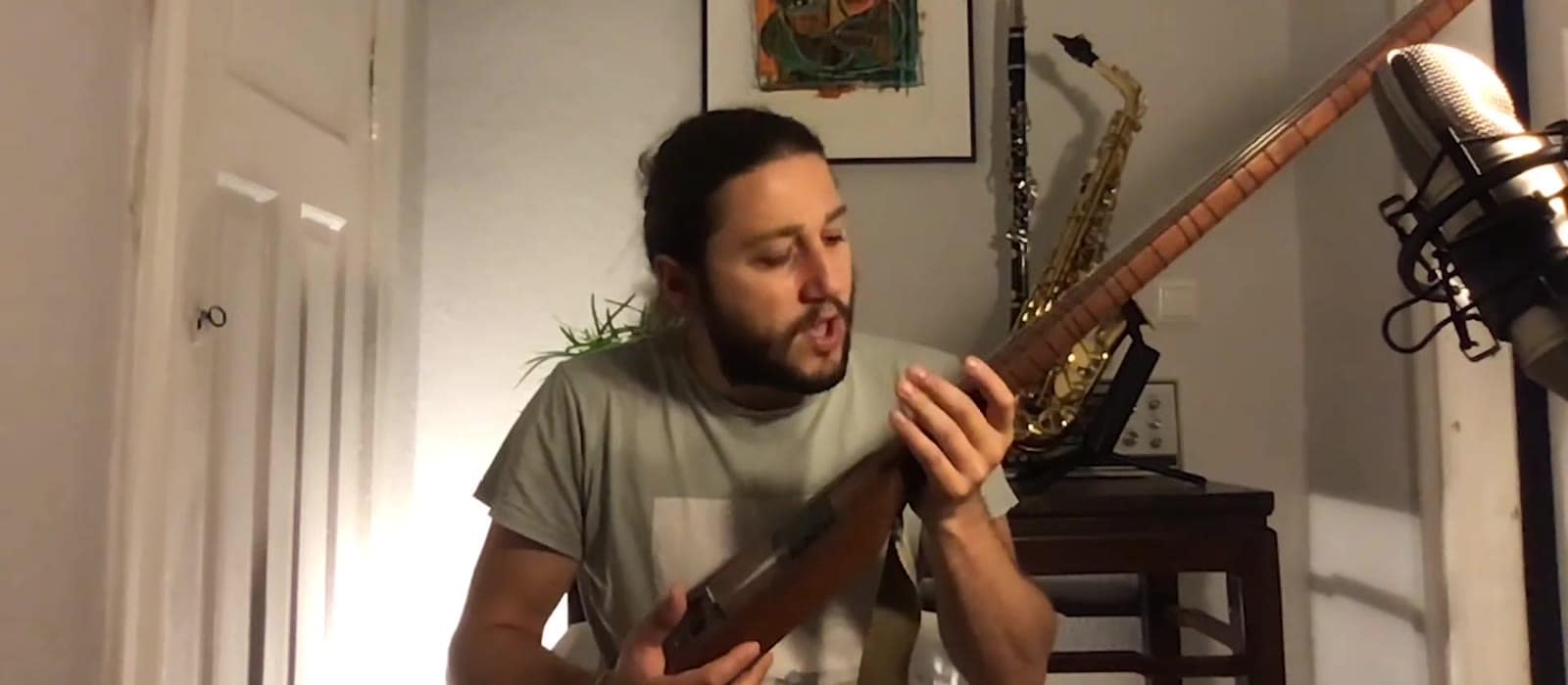 Deniz Mahir Kartal with the caglama