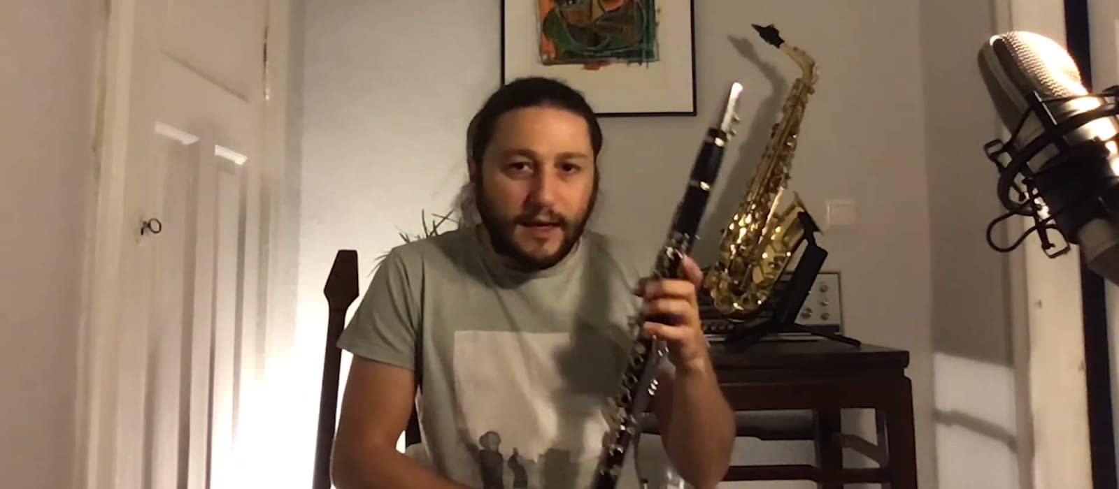 Deniz Mahir Kartal holding the clarinet